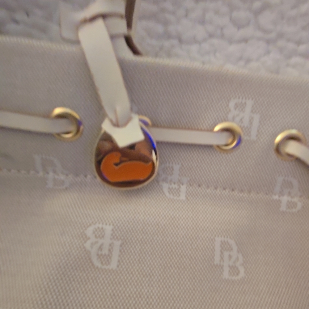 Dooney & Bourke Chic Beige Tote Bag with Logo Design - Picture 3 of 10